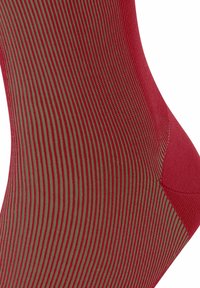 Rote und olivgrüne gestreifte Socken mit strukturiertem Rippenmuster, einer einfarbigen Ferse und Zehen, die eine enge Passform und handwerkliche Details betonen.