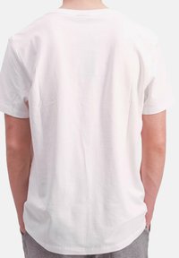 Witte katoenen t-shirt met een klassieke ronde hals en korte mouwen, met een soepele textuur en zonder zichtbare patronen of prints.