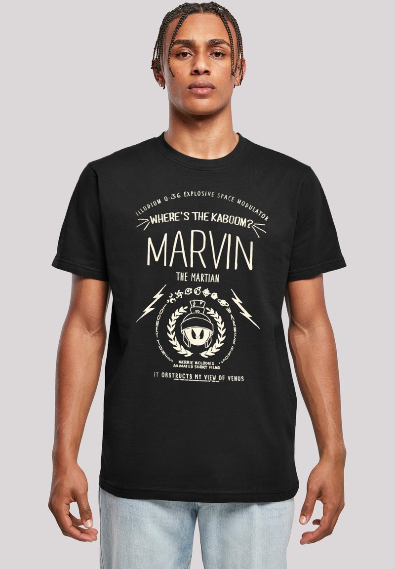 Svart T-skjorte med hvit grafisk tekst med "Marvin the Martian", lynbolter og en illustrert karakter i laurbærkransdesign.