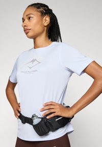 ASICS FUJITRAIL LOGO TOP - Sports T-shirt - blue fade