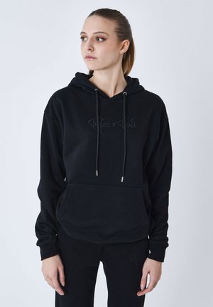 Hoodie noir avec une poche kangourou, cordons argentés et logo brodé. Tissu doux, coupe décontractée, poignets côtelés et ourlet.