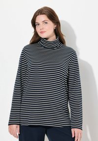 Marinblå och gräddfärgad randig turtleneck topp, långärmad, mjukt tyg, avslappnad passform, med hög krage och rak nederkant.