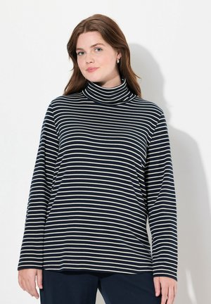Top de cuello alto a rayas en azul marino y crema, de mangas largas, tejido suave, corte relajado, con cuello alto y dobladillo recto.