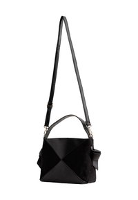 Bolso negro que presenta una mezcla de texturas de cuero y ante, diseño geométrico, correa de hombro ajustable y acentos de hardware en tono dorado.