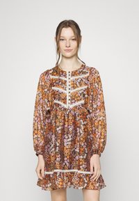 Vestido floral castanho com mangas bufantes e detalhes em renda. Apresenta um decote redondo e saia plissada, exibindo flores em laranja, roxo e branco.
