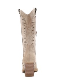 Beżowe zamszowe kowbojki z ozdobnymi perforacjami, spiczastym noskiem i podwyższonym obcasem. Posiadają podwójne uchwyty ułatwiające zakładanie.