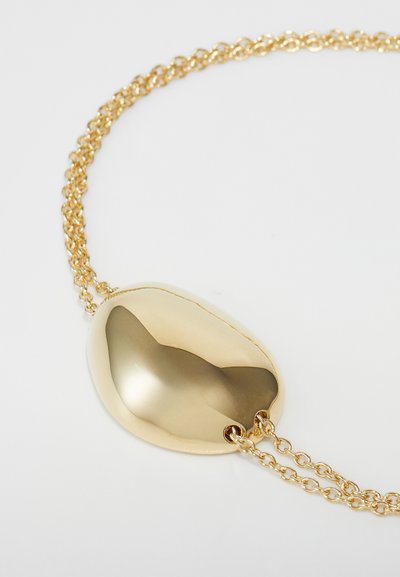 Goldene Kettenhalskette mit einem glatten, ovalen Anhänger mit reflektierender Oberfläche, verbunden durch zwei Ketten. Texturierte Glieder unterstreichen das Design.