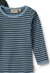 Camisa de manga larga en material de canalé a rayas negro y azul claro, con cuello redondo y cierres de presión en el hombro.