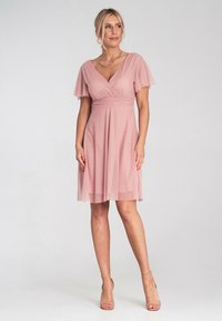 Różowa sukienka z efektu chiffon z krótkimi falbankami, dekoltem w serek, marszczonym paskiem w talii oraz spódnicą w kształcie litery A, o miękkiej, zwiewnej teksturze.