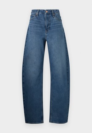 Jean bleu taille haute, coupe droite, avec poches avant, fermeture à boutons et coutures classiques en denim sur fond uni.