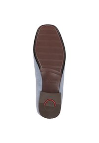 Blauwe suède schoenen met een gestructureerde bruine rubberen zool. Bevat een rode cirkelvormige accent nabij de hak. Logo is in de zool gedrukt.