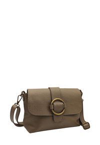 Sac à bandoulière en cuir tan avec une surface texturée, un rabat pliable et un accent en or circulaire. Inclut une bandoulière ajustable.