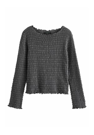 Strikket grå sweater med rund hals, lange ærmer og cropped kant. Materialet har et subtilt bølget mønster.