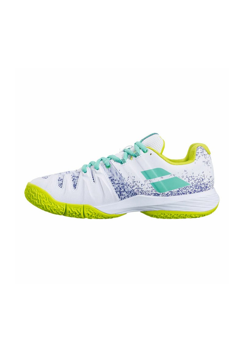 Zapatillas de tenis con parte superior de malla blanca, acentos turquesas y suela de goma verde. Presenta un patrón texturizado y una zona de puntera reforzada.