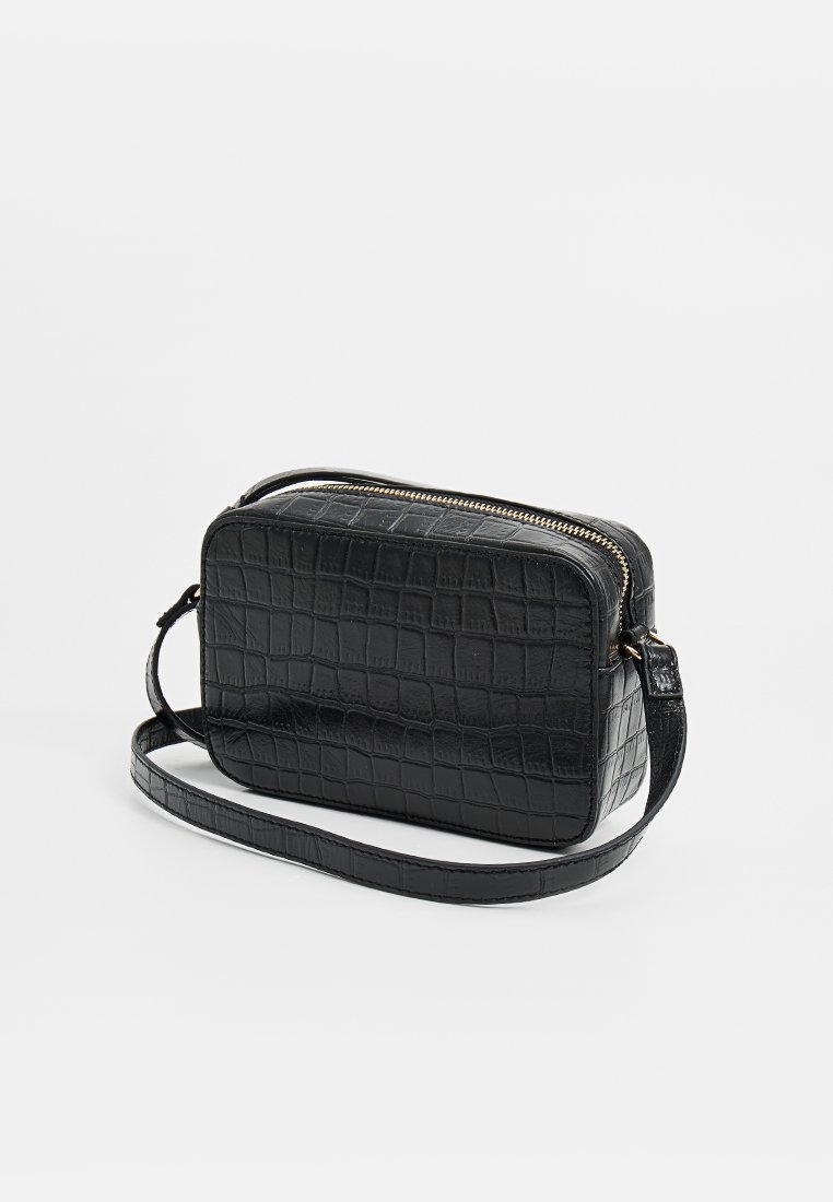 Texturierte schwarze Kunstleder-Crossbody-Tasche mit rechteckiger Form, Reißverschluss und verstellbarem Riemen. Mit einem Krokodilmuster.