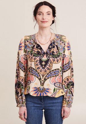 Blouse multicolore avec un motif floral et paisley, manches longues, décolleté en V, et tissu lisse avec une texture légère.