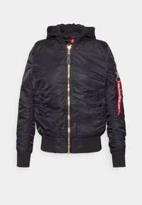 Černá bomber bunda z hladkého nylonu se zlatým zipem, žebrovanými manžetami a lemem. Má kapuci a kapsu na zip na rukávu se červenou visačkou.