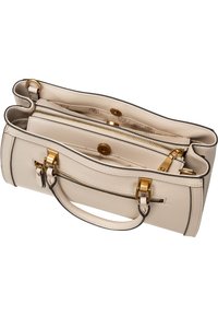 Sac à main en cuir beige avec des éléments en métal doré, une poche zippée à l'avant, des anses doubles et un dessus partiellement ouvert révélant un compartiment intérieur zippé.