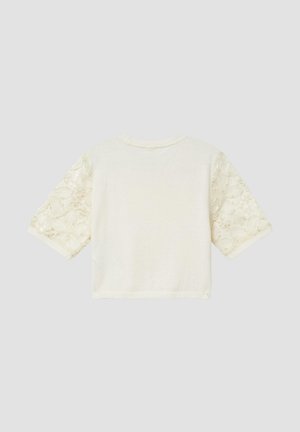 Cremefarbenes Kurzarm-Top mit transparenten floralen Spitzenärmeln und unifarbenem Strickrücken vor neutralem Hintergrund.