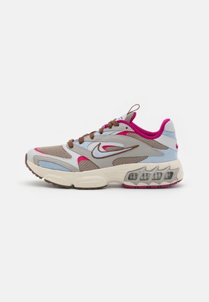 Nike Sportswear WMNS AIR ZOOM FIRE - Sporta apavi - cobblestone/celestine blue/cacao wow/moon fossil/dynamic berry/grey fog