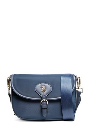 Borsa a tracolla blu navy realizzata in materiale resistente, con chiusura a patta, accessori dorati e una tracolla testurizzata. Superficie liscia con dettaglio del logo.