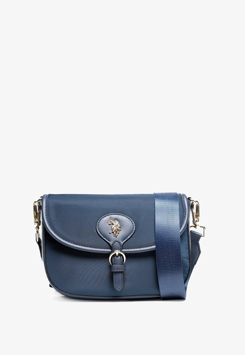 Námorně modrá crossbody taška vyrobená z odolného materiálu, s klopovým uzávěrem, zlatými kovovými doplňky a texturovaným popruhem. Hladký povrch s detaily loga.
