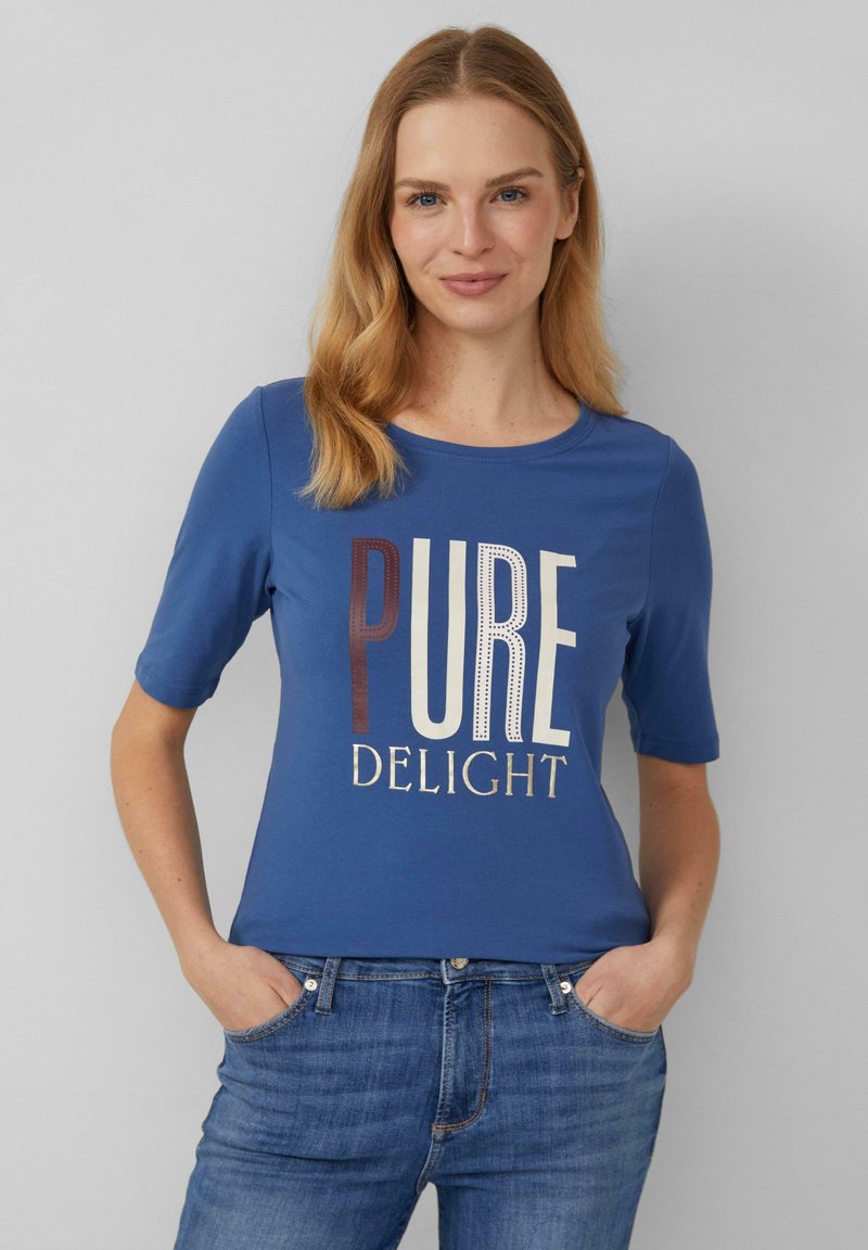 T-shirt en coton bleu à manches courtes avec le texte "PURE DELIGHT" dans différentes polices et couleurs. Coupe décontractée avec un col rond.