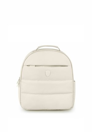 Mochila acolchada de color crema con asa superior, bolsillo delantero con cremallera y logotipo en relieve sutil en el panel central delantero.