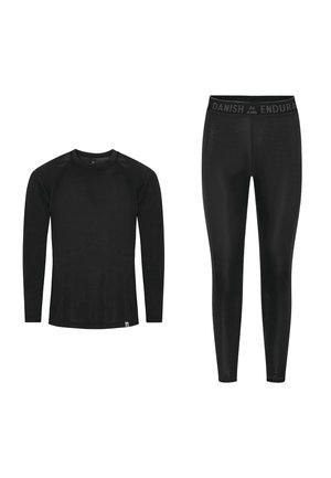 Černé termo triko s dlouhým rukávem a legíny s hladkou texturou a přiléhavým střihem. Pas legín je označený nápisem "DANISH ENDURA".
