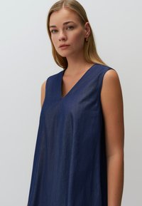 Jimmy Key V NECK SLEEVELESS - Vestito di jeans - blue