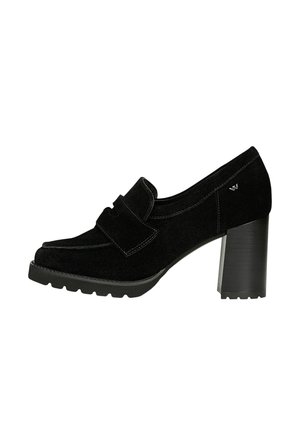 Chaussure style mocassin en daim noir avec talon haut épais, bout arrondi, bride sur le dessus et semelle texturée, vue de profil.