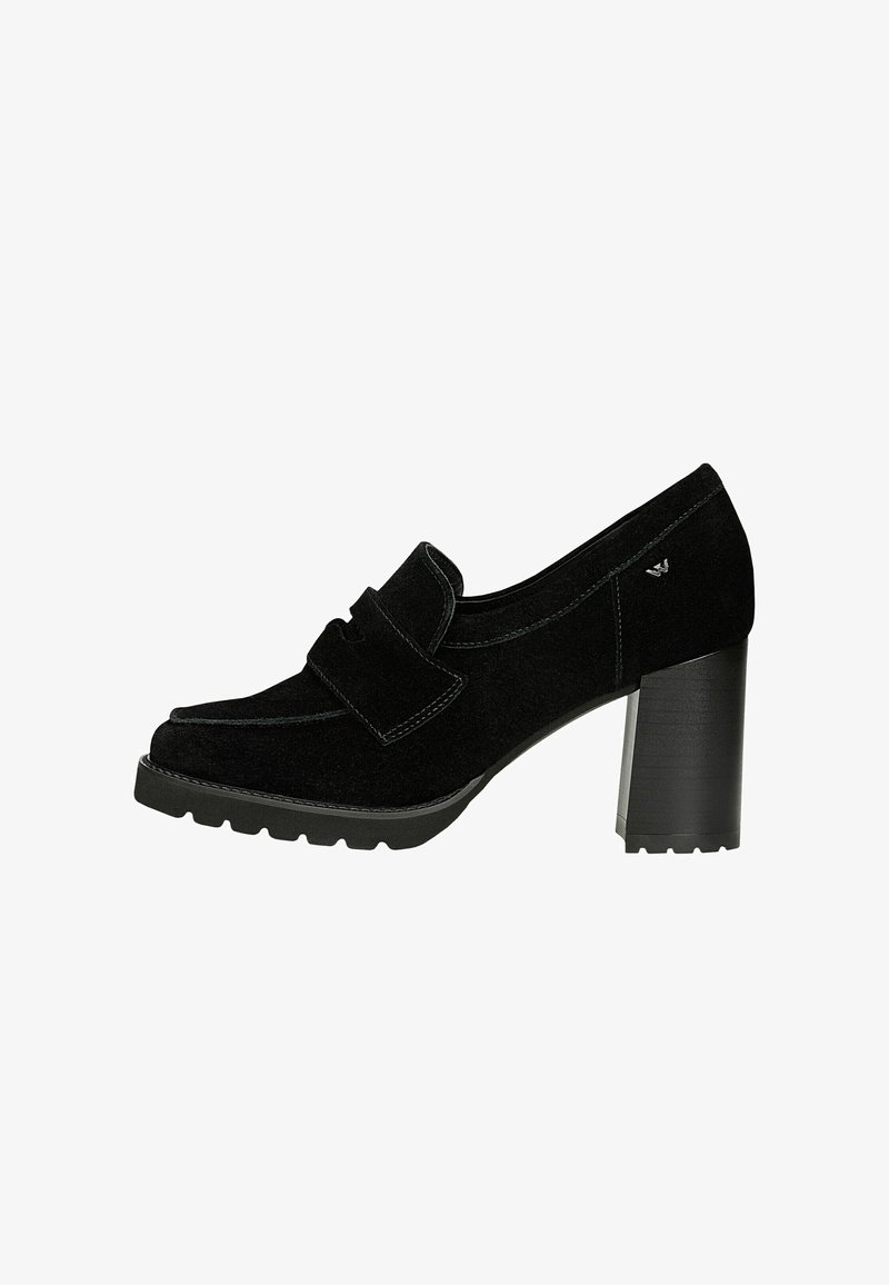 Chaussure style mocassin en daim noir avec talon haut épais, bout arrondi, bride sur le dessus et semelle texturée, vue de profil.