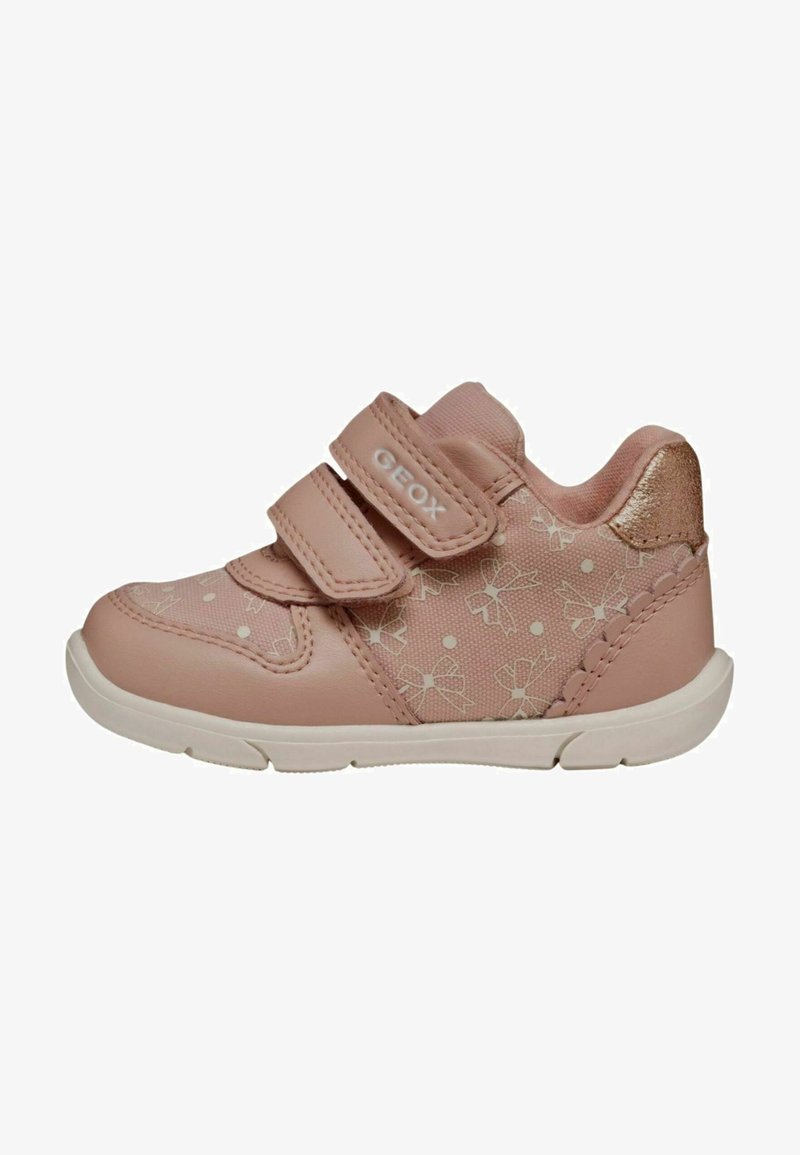 Scarpa rosa per bambini con motivo floreale, doppie chiusure in velcro, tomaia in sintetico testurizzato e suola in gomma bianca. Accento dorato sul tallone.