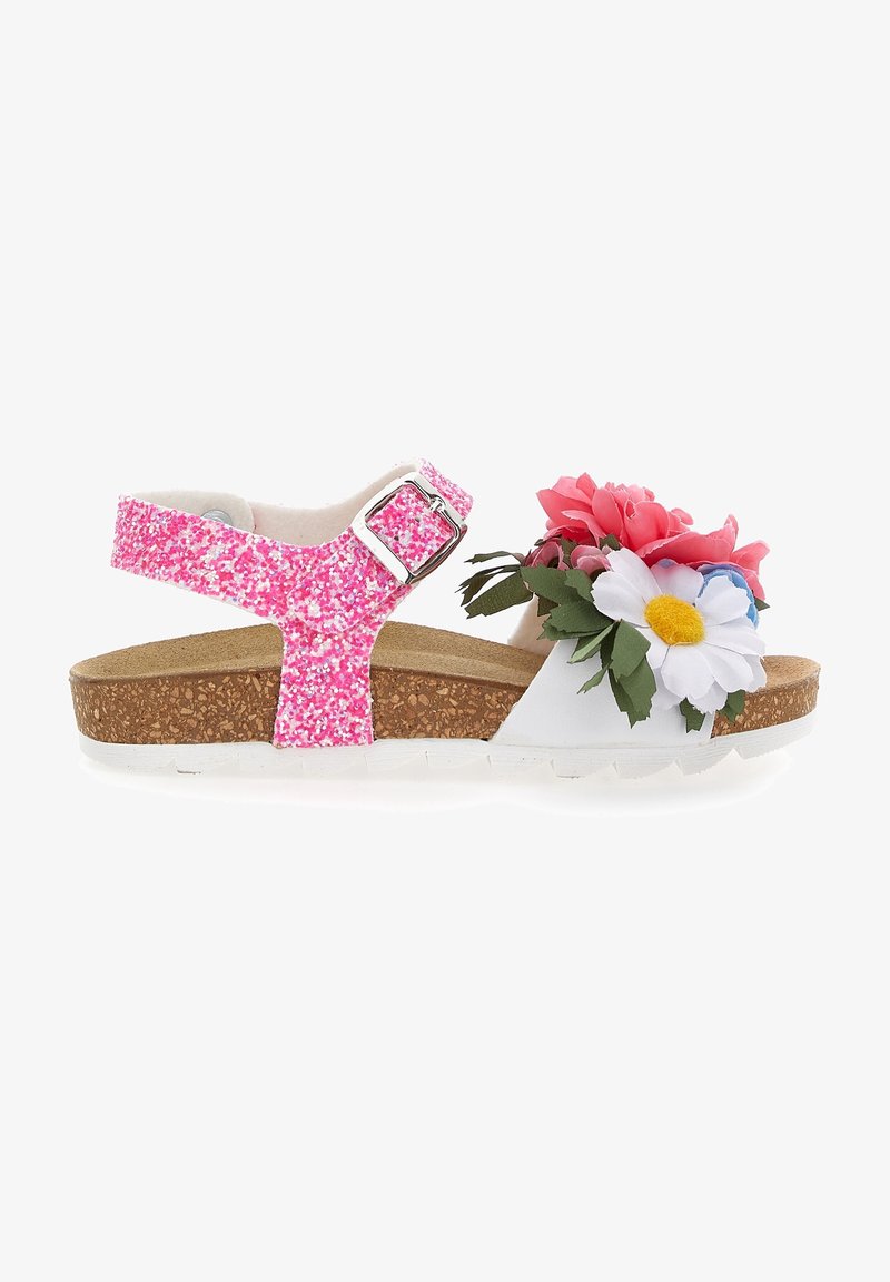 Sandale enfant avec bride cheville pailletée rose, semelle en liège et grandes fleurs décoratives en tissu blanc, rose et bleu sur la bande des orteils.