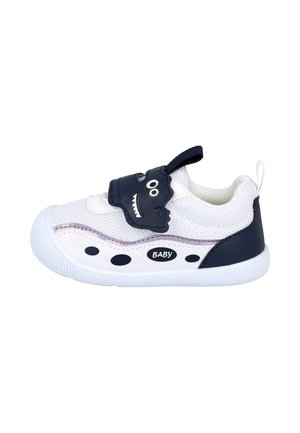 Zapatilla de bebé blanca y azul marino con tela de malla, manchas negras, texto "BABY" y una correa con cara de dinosaurio azul marino sobre fondo blanco.