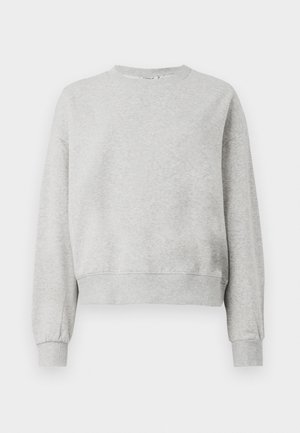 Grå sweatshirt i mjukt tyg, med rund halsringning, ribbade muddar och en kortad nederkant. Slät textur med minimala designdetaljer.