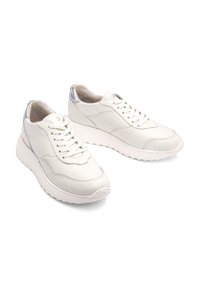 Białe skórzane sneakersy o teksturowanym wykończeniu, okrągłym nosku, sznurowanej konstrukcji oraz srebrnym akcentem na pięcie; cechują się grubą, gumową podeszwą.