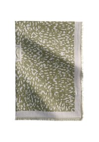 Écharpe verte à motif avec un design abstrait blanc, bords frangés et forme carrée, fabriquée à partir d'un tissu léger.