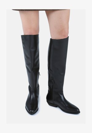 Sorte kneehøye lærstøvler med spiss tå, glatt tekstur, glidelås på siden for lukking, og flat hæl, designet for en tettsittende silhuett.