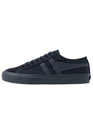 Schwarzer Low-Top-Sneaker mit dunkler Gummisohle, schwarzen Schnürsenkeln und dezenten seitlichen Streifen, auf der Seite mit dem Markennamen "Gola".