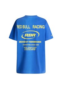 Zila kokvilnas t-kreklu ar dzeltenu tekstu. Textā ietilpst "RED BULL RACING", "RBR" un veiktspējas detaļas. Klasiska apaļa kakla dizains.