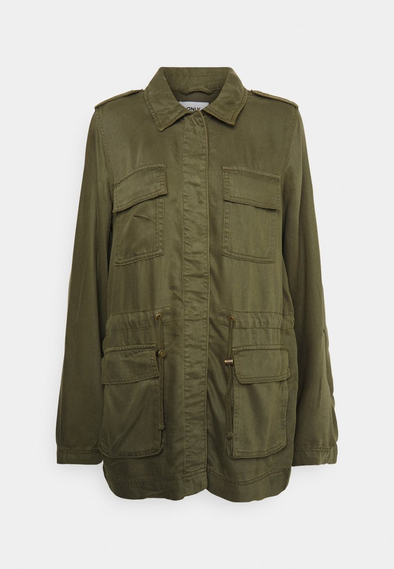 Veste style militaire vert olive en tissu léger. Comprend deux poches poitrine, deux poches avant, et une taille réglable avec cordon de serrage.