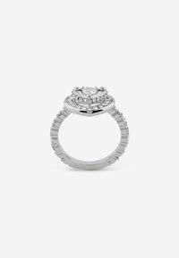 Anello di fidanzamento rotondo in metallo argentato con una pietra centrale e più pietre più piccole incastonate in un design a strati sulla fascia.