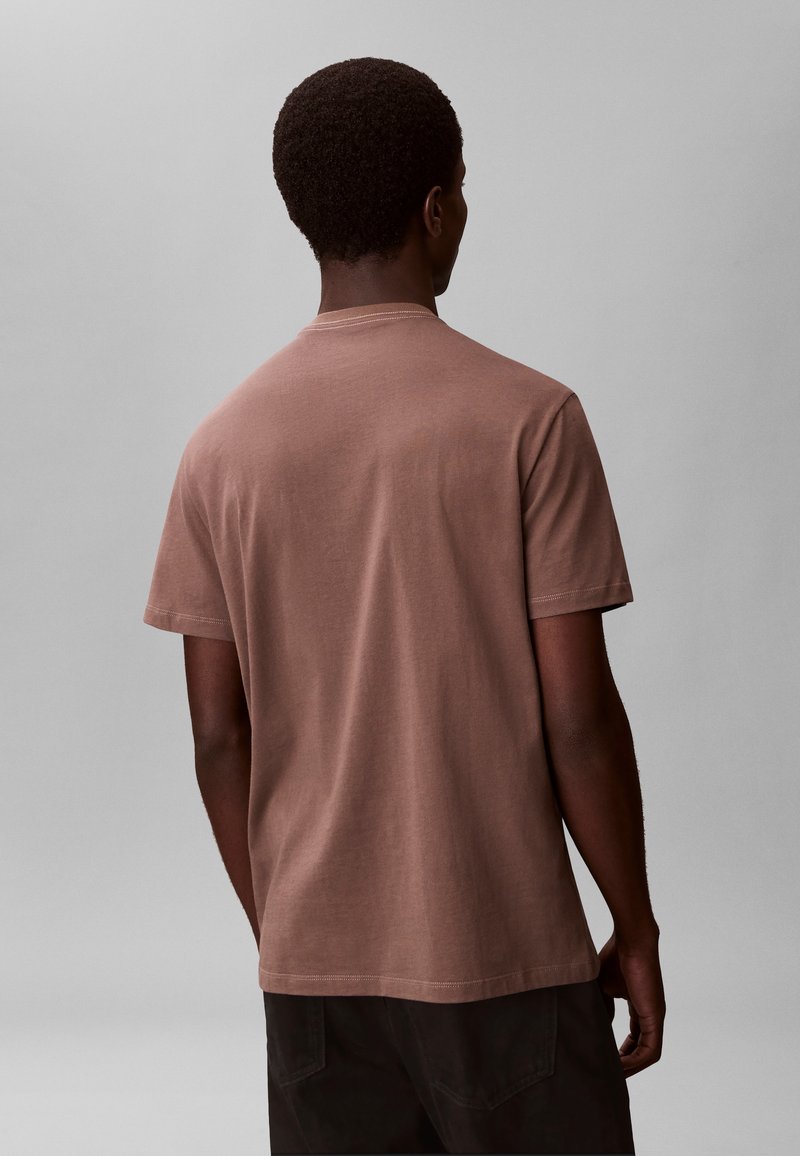 Calvin Klein SPORTSWEAR GRAPHIC TEE - Triko s potiskem - warm oak