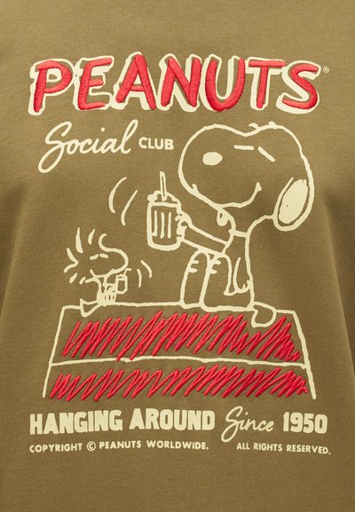 Ο Σνούπι και ο Γούντστοκ κρατούν ποτά, κείμενο "Λέσχη Κοινωνικών Γεγονότων Peanuts Από το 1950" σε καφέ φόντο.