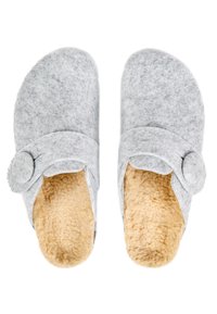 Chaussons gris en feutre avec un doux doublure en fourrure beige, comportant un détail de bouton rond sur la sangle supérieure pour un ajustement sécurisé et de la chaleur.