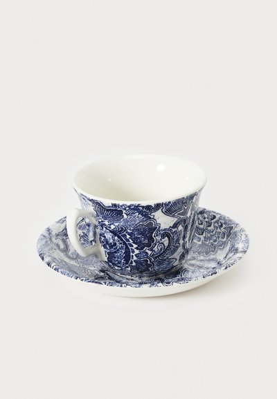 Blauw-witte porseleinen kop met een bloemmotief en een klein handvat, vergezeld van een bijpassend schoteltje met ingewikkelde ontwerpen.