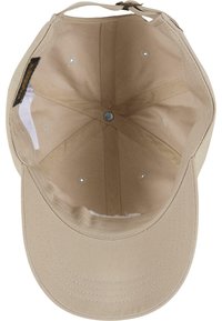 Beige színű baseball sapka ívelt napellenzővel, látható varrással és hat szellőzőnyílással. Belső része sima szövet bélésű, középen egy fémgomb található.