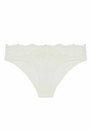 Wit lingeriesetje met kantafwerking, met een laag uitgesneden ontwerp van zachte stof. De tailleband bevat ingewikkelde kantdetails.