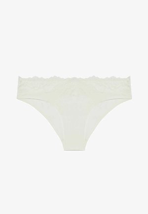 Wit lingeriesetje met kantafwerking, met een laag uitgesneden ontwerp van zachte stof. De tailleband bevat ingewikkelde kantdetails.